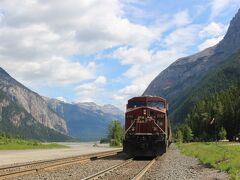 Day3-3（Yoho NP内にある町　Field）
https://4travel.jp/travelogue/11530343

Fieldは、Mt Stephenの麓に位置していて、町の前には線路があるのですが、この町は、昔、1886年から1963年まで、カナダ太平洋鉄道（CPR）が所有するホテル、Mount Stephen Houseがあり、1885年から1918年までの全盛期は、そのホテルがヨーホー国立公園の中心的な存在となっていました。

現在、その建物は残っていませんが、ヨーホー国立公園内にある唯一の町なので、家族経営の小さなゲストハウスが沢山あります。
なので私達もFieldに宿を取ろうと思ったのですが、計画を立て始めたのが1ヶ月くらい前だったので、町全てのゲストハウスが満室状態で、Fieldに宿を取ることはできませんでした。

でも、とても小さな町なので、ビジターインフォメーションに寄った後、ヨーホー国立公園の観光を始める前に、車でぐるりと回ってみました。