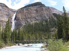 Day3-5（壮大な滝・Takakkaw Falls）
https://4travel.jp/travelogue/11533374

Spiral Tunnelsで長い列車の不思議な光景を観た後、ヨーホー国立公園内で最も人気のある観光場所となっているタカカウ滝（Takakkaw Falls）へ行きました。

この滝は落差380mと、とっても高い所から落ちてくる滝です。
水源が、ワプティク氷原から流れ出すデイリー氷河の末端が解けた水なので、気温が高い夏の午後や雨の後などに水量が増して大迫力となるようです。
私達は7月初旬のお昼頃に行きましたが、まだまだ寒かったので、水量はあまりありませんでしたが、それでも高い所から落ちてくる滝は迫力満点でした。

また、滝から見える反対側の山々の景色も絶景な場所でした。