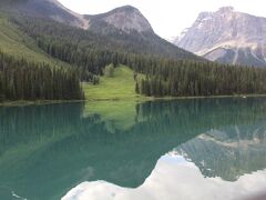 Day3-9（夕方以降のEmerald Lake Trail）
https://4travel.jp/travelogue/11537245

夕方、エメラルド・レイク湖畔をちょっとだけ散歩しに行こうと思いつつ、なんとなく、そのまま歩き続けて、一周してしまいました。
もう、6時過ぎていたのではないかと思いますが、カフェもカヌーレンタルも閉まっていて、昼間、沢山いた観光客もいなくなっていて、湖畔は静まり返っていました。

どこを観ても、完璧なミラーレイクになっていた湖畔は、とっても綺麗でしたが、恐らく、この湖は、時間帯や天気、太陽の射し方などで、常に表情を変える湖なのでしょう。

湖を一周するトレイルは、2時間掛かり、湖の東側のトレイルは少し湖を離れて森林の中を通っていて湖が見える場所が少ないです。
西側に比べて雨の影響で抜かるんだ水溜りも多く歩きにくかったので、時間がなく、簡単に湖の景色だけを楽しみたいのなら、西側の雪崩が多い辺りだけでも十分だと思いました。