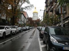 一度独立広場に戻り、ソフィア大聖堂を目指します。
広場から大聖堂へ続く坂道はこじゃれたお店も多く良い感じ