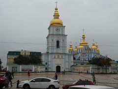 ソフィア大聖堂から歩いて5分くらいの所にある聖ミハイル修道院です。
ソフィア大聖堂に劣らず大きな豪華な教会です。