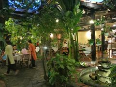 おいしいベトナム料理を食べたいなあと思って、ガイドブックにも載っているSecret Gardenという高級レストランへ行ってみます。

フランス植民地時代を感じるコロニアルな緑多いレストランです。