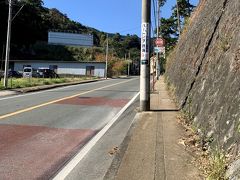 徒歩10分ですが、かなりの上り坂を登ります。
お年を召した方は駅からタクシー乗ったほうがいいと思います。
もしくは熱海駅からバスか。