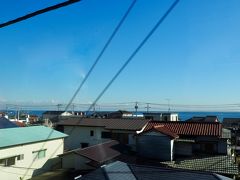 踊り子号の海側はA席とB席という口コミを聞いて、予約しました。
JRは未就学児は無料ですが、さすがに5歳児は膝では少し大変なので1人分予約しました。