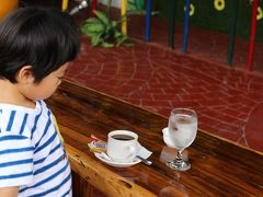 フィリピン2日目

雨はあがり、屋上で朝食食べます。
コーヒーを頼んだらインスタントの味。
でもちゃんとしたカップに入ってるとなんだか美味しく感じます。
3歳の娘にはおしゃれなグラスのお水。

