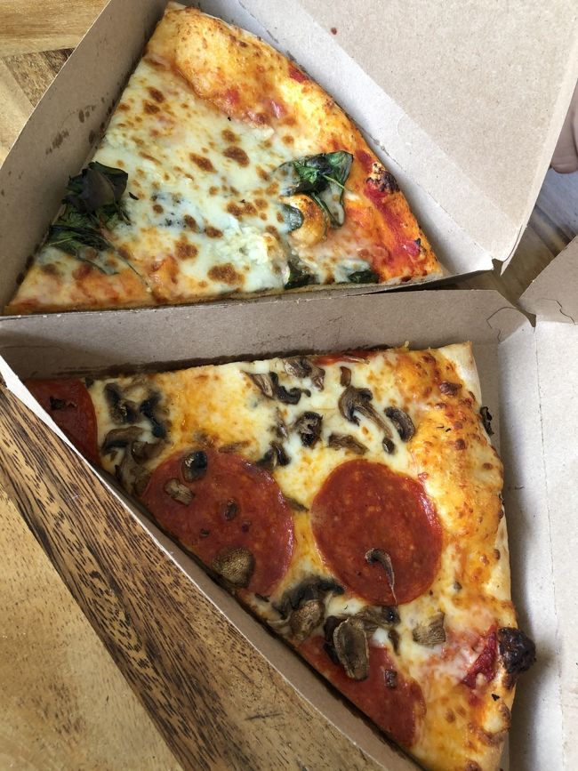 ちょっと小腹が空いたのでピザ買って食べました。<br />ホールフーズのピザ大好き。セルフに変わってた。