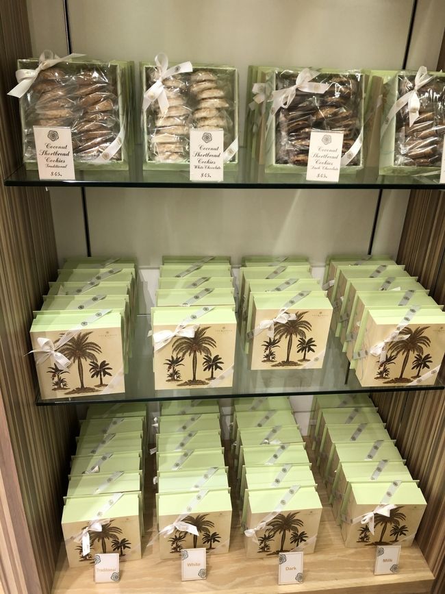 ココナッツショートブレッドクッキーのチョコがけもありました。買わなかったけど美味しいに違いない。