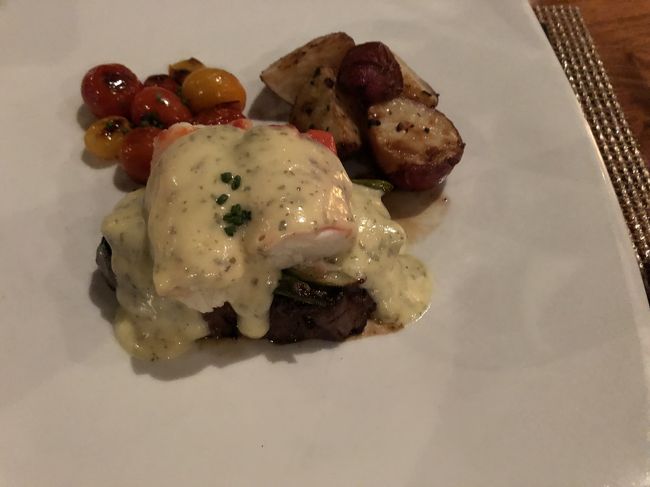 こちらは私がオーダーしたフィレステーキとクラブのセット。お肉柔らかー。<br />此処は景色だけど思ってたけど料理も美味しい。<br />また来よう。