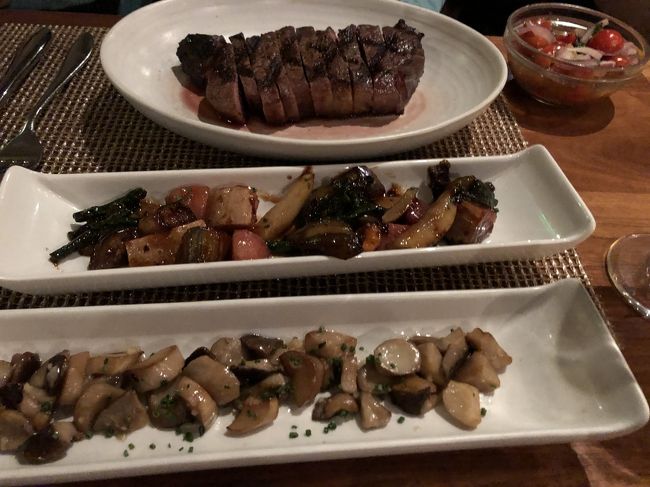 これはニューヨークステーキときのこのソテーみたいの