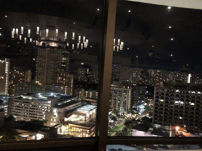 夜はハワイに住む友達とトップ　オブ　ワイキキ。<br />来たいと思いながら此処もお初。<br />周ってるの外の景色が違うの見て初めて気づく