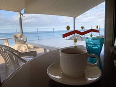 久しぶり沖縄2日目
ホテル　オンザビーチ・ルー　　朝が来ました。
朝食はレストランでテラスでもいただけます。
炭水化物以外の朝食で200Kcal維持。