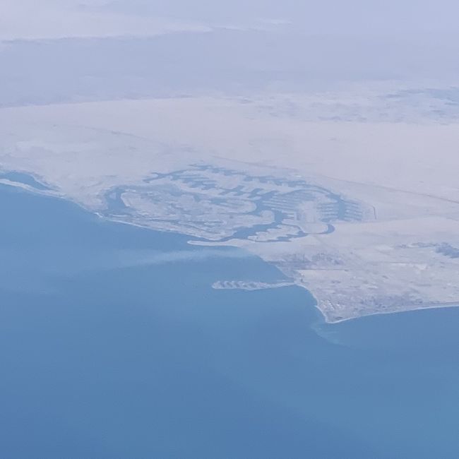 羽田からドーハ乗り換えでベネチア の空港まで。<br />カタール航空を利用。<br />カタール航空は機内も綺麗で、アメニティも充実していて、その上エコノミーの食事も美味しい。お気に入りの航空会社です。