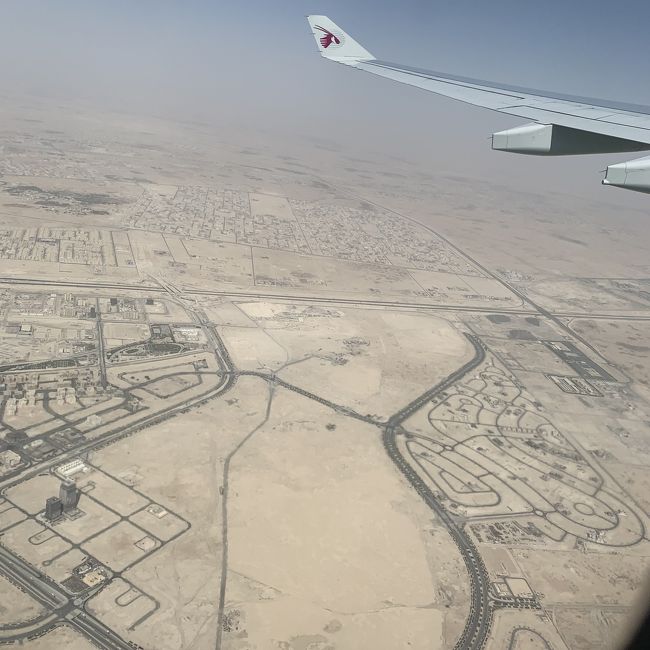 砂漠の街だと分かりますね。<br />どこから水を持ってくるのかなと思います。<br />ドーハの乗り換えは日本の出発が遅れたからか、時間がなく、あまり覚えていません。カタール航空は遅れること多いですので、ドーハから別会社の便に乗り継ぐ時は、十分な余裕が必要です。<br />去年のバルセロナの時は、横にいたアメリカ人の女性は遅れて着いたため、他社への乗り継ぎに間に合わなくて、困っていました。これが同じカタールかワンワールドなら結構融通効くのではないかと思います。<br />