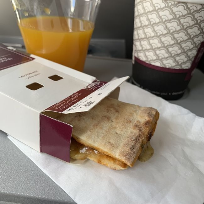 カタール航空のサンドイッチ？はいつも美味しいです。