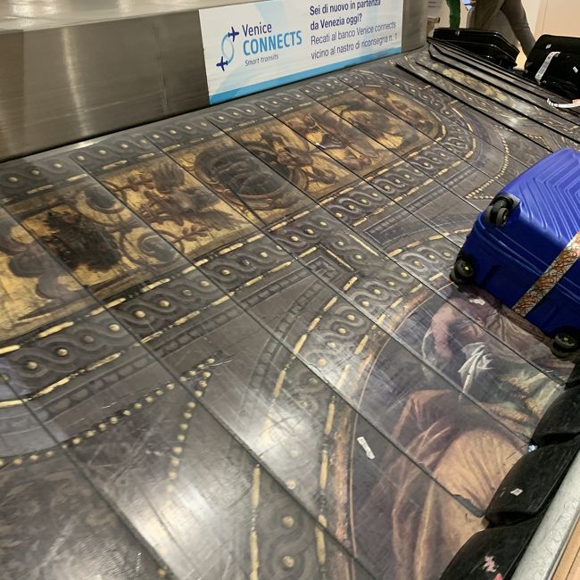 ベネチア の空港の荷物返却のベルトがお洒落♪<br />見たらワクワクして来ますね。着いたぞ～～♪♫
