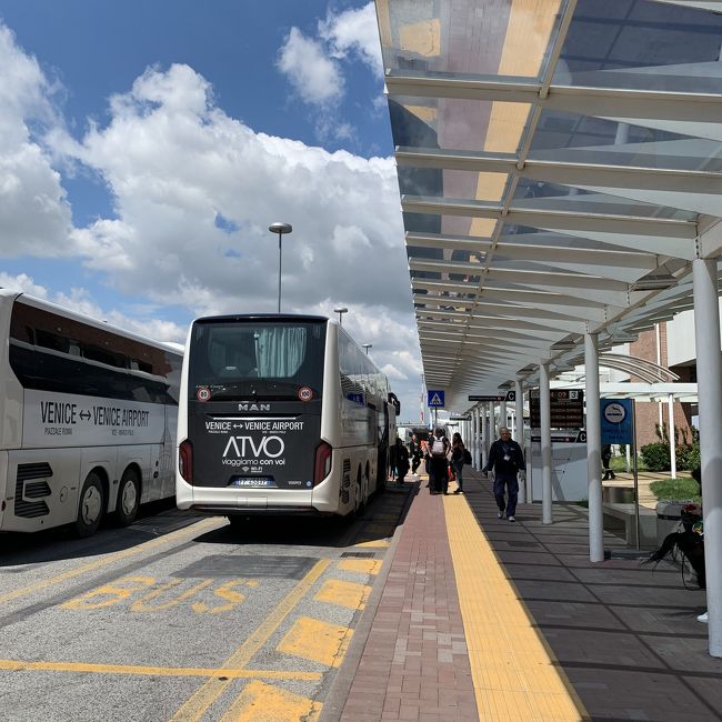 空港は大きくないので、バス乗り場もすぐ見つかります。我々はメストレ駅までなので、本島行きと間違えないように乗らなければ。ここで気をつける事は、バス会社が２つあることです。一つはいわゆる空港リムジンで直行でメストレに行ってくれるバス。もう一つは各停の路線バスです。でももし間違えてもちゃんとメストレ駅まで行けますし、せいぜい10分から15分の違いですので慌てなくて大丈夫です。<br /><br />実を言うと我々帰りにこれやってます。直行と思ってチケット買ったら路線バスのチケットだったのです。メストレ駅前のバスプールのチケット売り場は会社ごとに別々ですのでご注意くださいね。<br />でも地元の人も乗り降りする路線バスは楽しかったです。空港までバスストップない区間はすごいスピードupで走ってたので笑ってしまいました。