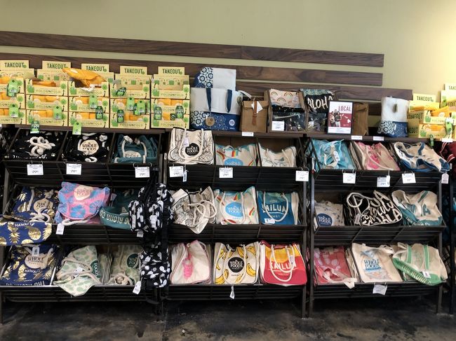 お腹も一杯。カイルアのホールフーズへ。エコバック種類ありすぎて迷う。