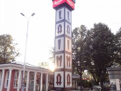 ライマの時計まで歩いてこれました。
ここまでくればホテルはすぐそこ！

土産物屋さんでこの時計が外の缶にプリントされたチョコレートを購入しました。
缶は貯金箱にもなる優れモノ。もちろん中身もおいしくいただきました。