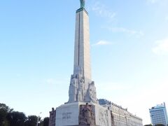 自由記念碑。
昼間はボランティアの衛兵さんがいるんだっけ。
朝早すぎて誰もいません。