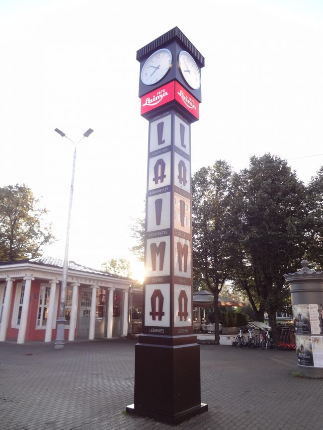 ライマの時計まで歩いてこれました。<br />ここまでくればホテルはすぐそこ！<br /><br />土産物屋さんでこの時計が外の缶にプリントされたチョコレートを購入しました。<br />缶は貯金箱にもなる優れモノ。もちろん中身もおいしくいただきました。