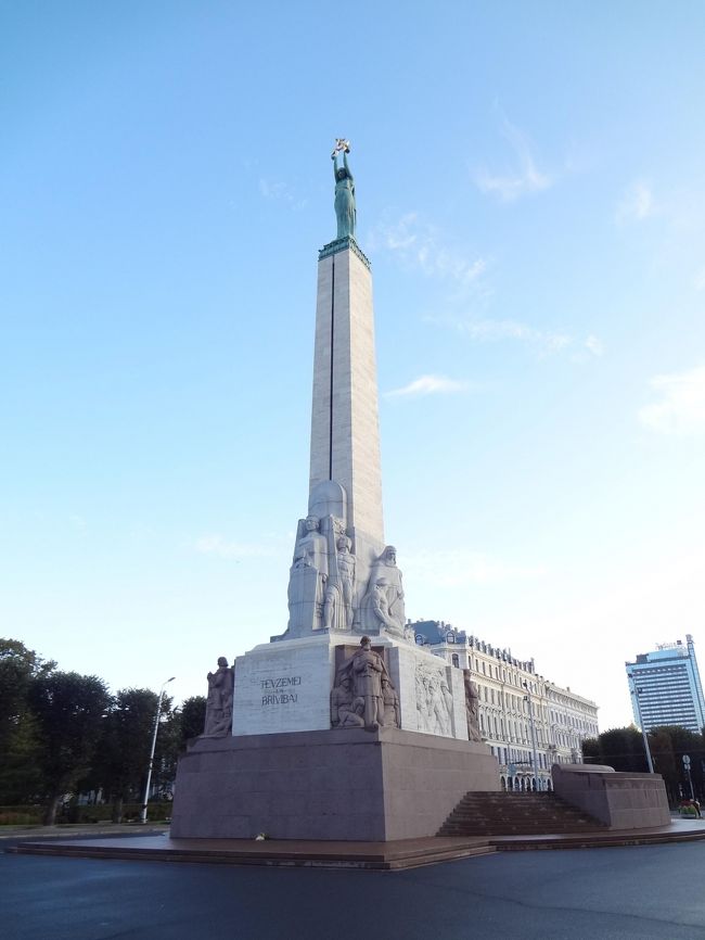 自由記念碑。<br />昼間はボランティアの衛兵さんがいるんだっけ。<br />朝早すぎて誰もいません。