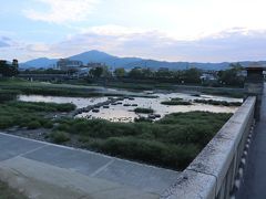 賀茂大橋から。
大学生の頃、京都に住んでいて、なぜか出町柳のこの景色が一番好きでした。