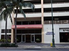 オハナワイキキマリアバイアウトリガー

寝るだけのホテルですが、立地条件は良いです。

廊下は部屋での話し声が丸聞こえ！Σ(ﾟдﾟ;) ﾇｵｫ!?　

隣室の声も聞こえます。ﾉ(￣０￣;)＼ｵｰ!!ﾉｰ!!!!

車の騒音も10Fでしたが、よく聞こえました。　∑(－x－;)ﾅ､ﾅﾆｯ?!

リゾート感を望む方は、もっとお金を出して

海辺のホテルを進めます。(ﾟωﾟ)(｡_｡)ｳﾝｳﾝ

この様なホテルでも、

リゾートフィー　1日25$かかります・・・

何がリゾートやろ？？