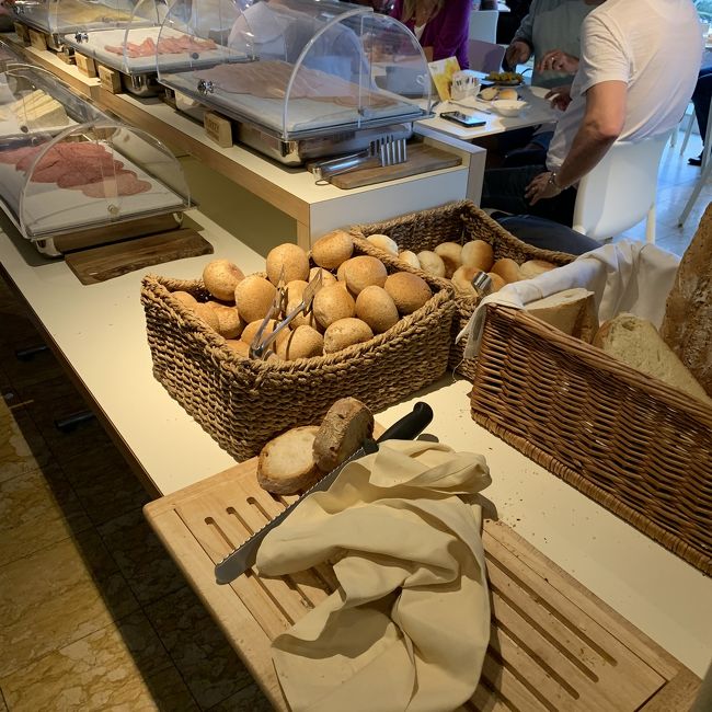 パンを自分で切る為の布。布でパンを押さえて必要な分だけ切ったりします。