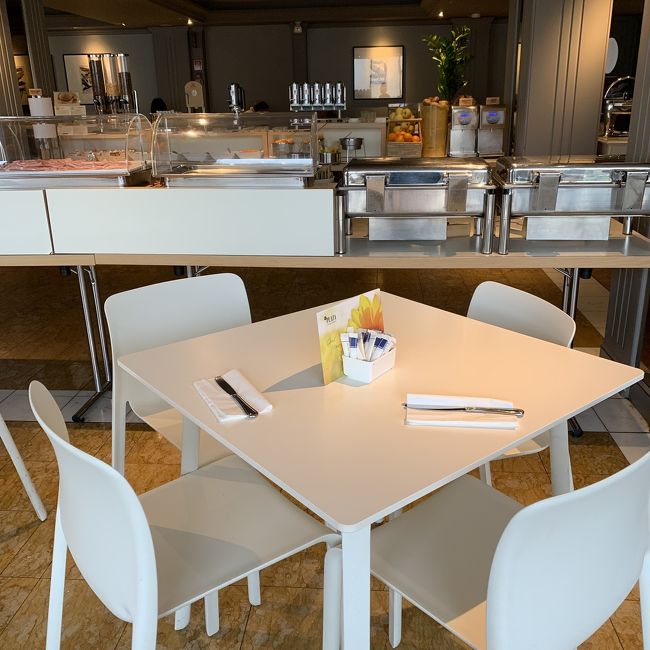 モダンでシンプルなテーブルセット。