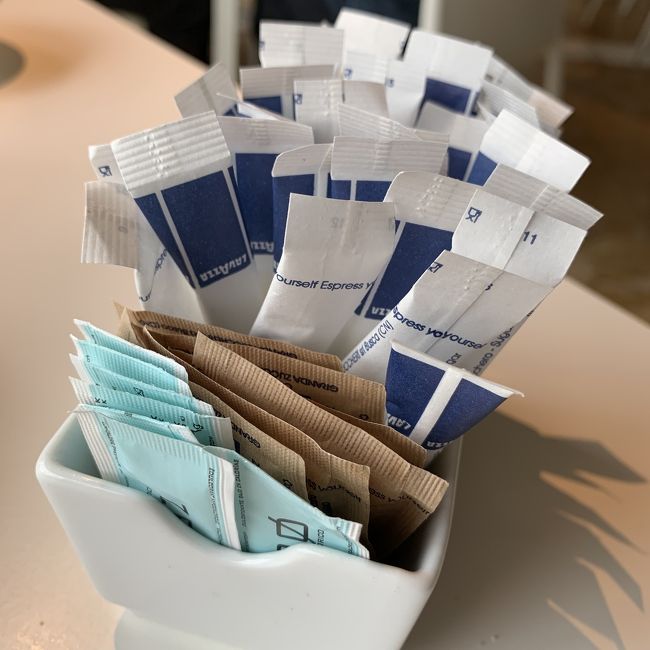 お砂糖の置き方がとても素敵。<br />袋のデザインも色も♫