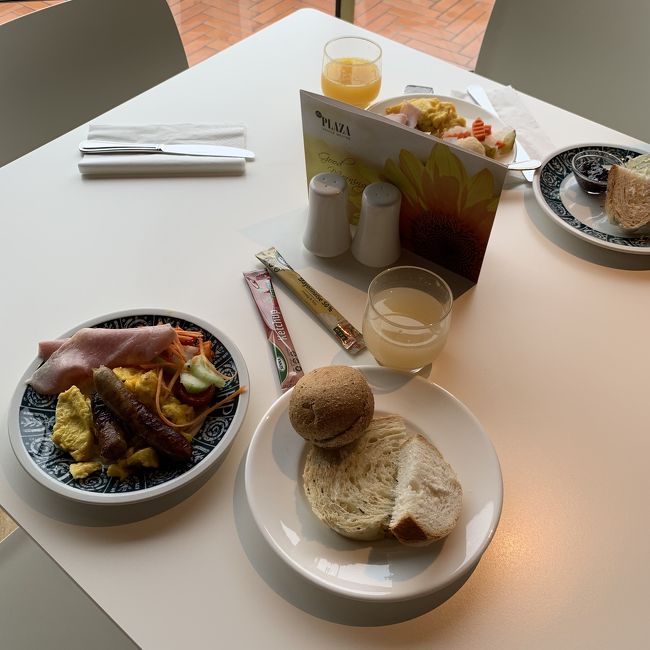 次の日の朝食です。<br />ホテルパック選ぶとき、朝食付きで比較すると<br />お得だったり、そうでなかったりするので、<br />チェック項目では有りますね。<br />今回はちゃんと朝食付きです。<br />付いていてもやたら口コミ評価低い時は<br />朝食無しで比較してもいいかもしれません。<br />他社の本島内駅近くの<br />古いエレベーター無しホテルと比較しましたが、<br />本島内のホテルは荷物全て自分で持って移動しないとならないので、若い時は平気でも今は昔の話なので、エレベーター付きでバス停近くが条件で考えました。<br />メストレ駅前で大正解でした。<br />ホテルはプラザホテルで部屋は広め。<br />バスタブ有ります。窓からメストレ駅も目の前。<br />朝食会場にとても素敵なスタッフがいて、<br />毎日彼女を見るのが楽しみでした。<br />キビキビとした動きは、<br />ヨーロッパに来たと思えないくらい？<br />気持ち良いものでした。<br />朝食の内容は豪華では有りませんが<br />パンが美味しかったです。<br />