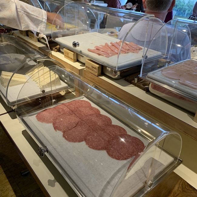 種類多くは有りませんがハムやサラミも。