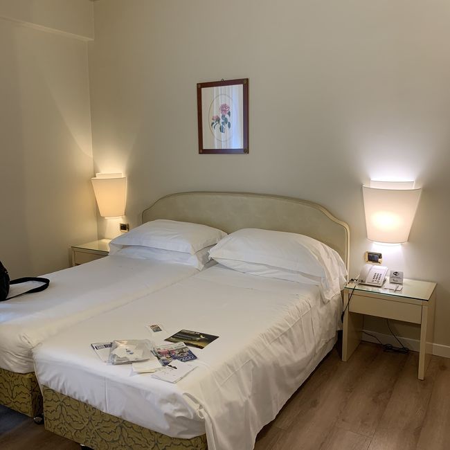 ベッドはシングルを二つつけたタイプ。