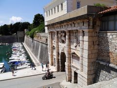 ザダル旧市街の城壁は16世紀にこの町を支配していたヴェネチア帝国によって、オスマン・トルコ軍の侵略から守るために建設されたものなのだとか。
 