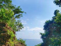 三庫理から望む久高島
久高島は琉球王朝時代から数々の神事が行われてきた、神の島と呼ばれる島。琉球開びゃくの祖アマミキヨが天から降りて最初につくったとされており、五穀発祥の地でもある。歴代の琉球国王は17世紀まで2年に1回久高島参詣を欠かさなかった。