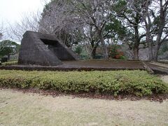 当時の３点接地式の着陸は非常に感覚的に難しいので、まずは接地の角度を身体で覚えるために訓練する施設です。