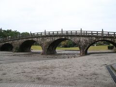 この西田橋は川を模した池の上に移築されています。ちなみに石橋公園は２つのエリアに分けられていて、その間には稲荷川という川があるのですが、ここを結ぶ橋は公園建設時に新設されています。