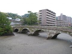 玉江橋を近くで見てみます。アーチが見事な石橋です。