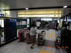 大嘗宮参観に最も便利なのは、千代田線二重橋前駅です。
ホームの一番日比谷寄りに出口があります。
改札を出ると、坂下門への案内が出ています。