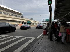 午後2時ごろ、ＪＦＫ空港に到着！
ここから向かいのエアポートリンクに乗り換える。
電車に乗る人が少なくてびっくりした。世界のアメリカのＮＹの空港なのに、思い出したのはインディラガンディ国際空港。

狭いエレベータで英語を話す若い軍団が乗り込んでくる。わー、アメリカ人だー。
何言っているかちょっと分かることが新鮮。
新鮮なんです、私が行く国は、人々が何言ってるかさっぱり分からん国ばかりだから。以後いちいち盗み聞き。