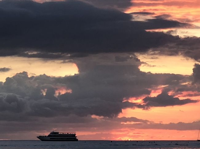 結局チェックインしたのは個人旅行だったので早めにホテル着いたので４時には出来ましたが、会社に電話したりペットホテルに延長の電話したりデルタに細かいこと聞くのにと忙しい。個人旅行の先輩方に色々情報頂きお世話になりました。でもユウツな気分。サンセットも船が通りなんか見えない