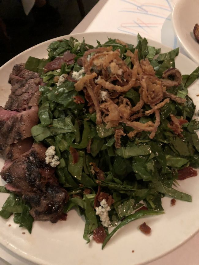 ステーキサラダ頼んだらこの大きさ。デカすぎ。大味