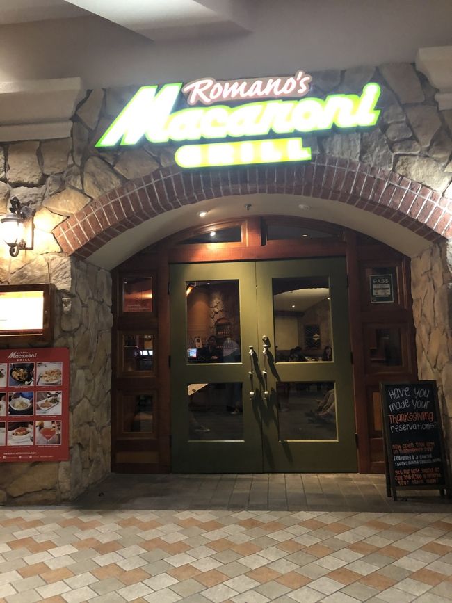 夜はミールクーポンもらえたのでアラモアナのお店に。こんな事がない限り来ないお店