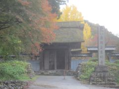 坂を登り切ったとところでようやく到着したのが広徳寺です
総門を進んで行き､