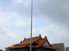広場の門と中正紀念堂の間には国旗掲揚塔が有り、青天白日旗がはためいていました。
