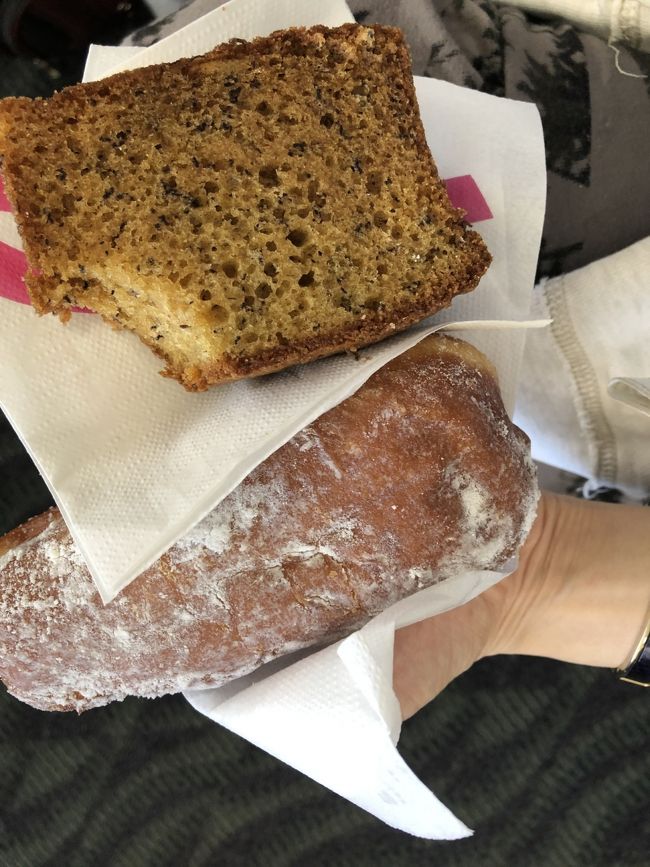 朝はホテルから空港まで送迎ありで早めに空港に。搭乗までの待ち時間パンと水が配られました。<br />１日延期でハワイに長く居れて良かったねと人は言うけど、この時ばかりは早く日本に帰りたいと思いました。