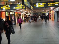 台北駅へ。
ロッカーは一度地下鉄の改札を出た、M３出口の近くにまとまってあります。
M３出口は日本人御用達の天成飯店（コスモスホテル）の近くです。