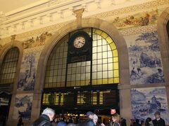 ポルト サンベント駅。
ホールのアズレージョが有名ですが、写真を撮りたい気持ちをおさえて、まずホテルへ向かいます！