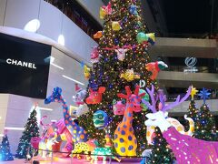 BTSでプロンポン駅まで。バンコクの街はもうクリスマスイルミネーションが始まってます。駅前のエンポリアム近辺。