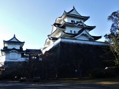 伊賀上野城（ 雅名・「白鳳城」）三つの天守閣

筒井氏天守　天正１３年（１５８５）、筒井定次が現天守の東方、一段高い石垣の位置に三層の天守を築いた。
藤堂氏天守　慶長１３年（１６０８）、藤堂高虎が伊予の国今治から伊賀、伊勢に国替えとなり、筒井氏の城郭を西側に拡張して天守台や高石垣を築いた。慶長１７年（１６１２）９月２日、竣工真近の五層の天守は暴風雨のため倒壊、その後、大阪夏の陣で徳川方勝利の後は再建されず、筒井古城に城代屋敷を置き幕末まで伊賀一国を治めた。
現代の天守　昭和１０年（１９３５）・・・藤堂氏の天守台に木造で復興した。・・・説明標識によります。
